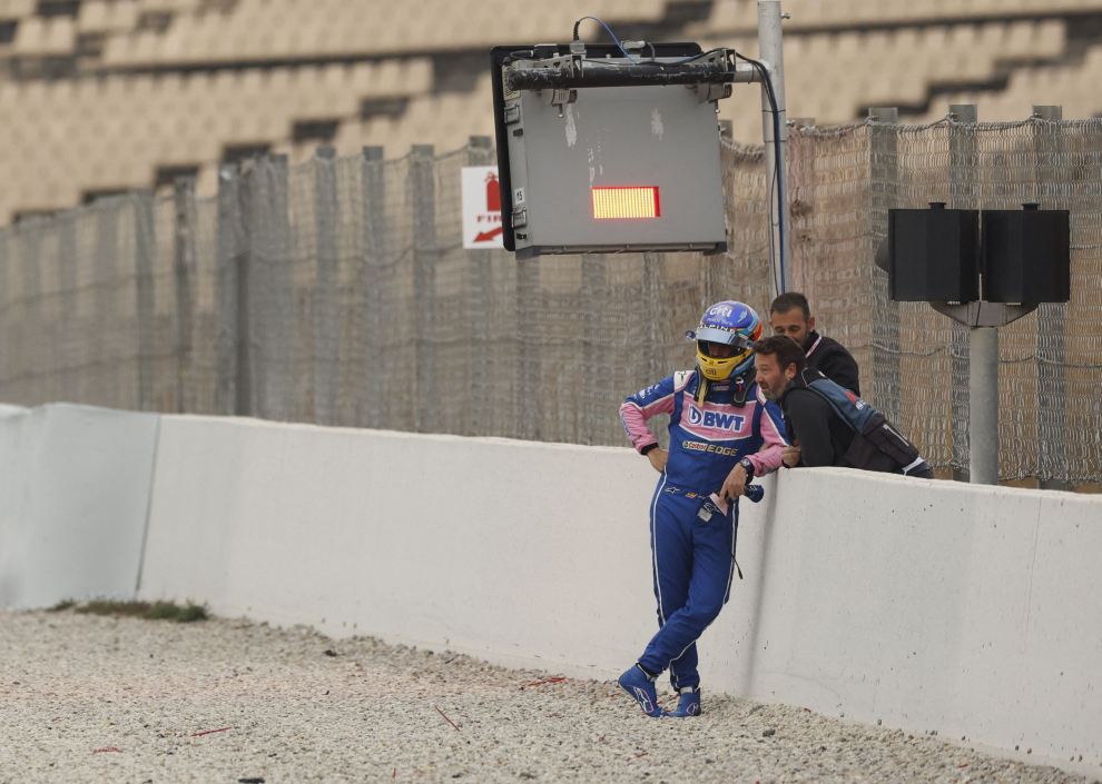 El Alpine de Fernando Alonso arde en Montmeló.