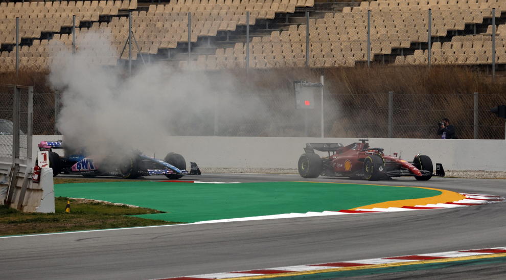 El Alpine de Fernando Alonso arde en Montmeló.