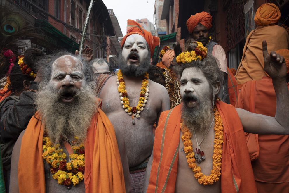Kathmandu (Nepal), 27/02/2022.- A Sadhu, a holy man in Hinduism, looks on while taking part in a religious rally during the preparations for the annual Hindu festival of Maha Shivratri, at Pashupati Temple in Kathmandu, Nepal, 27 February 2022. The festival, celebrated on 01 March, sees Hindu devotees from across the country and neighboring India gather to celebrate the birthday of Lord Shiva, the Hindu god of creation and destruction, by fasting and offering special prayers. EFE/EPA/NARENDRA SHRESTHA NEPAL HINDUISM SHIVRATRI FESTIVAL