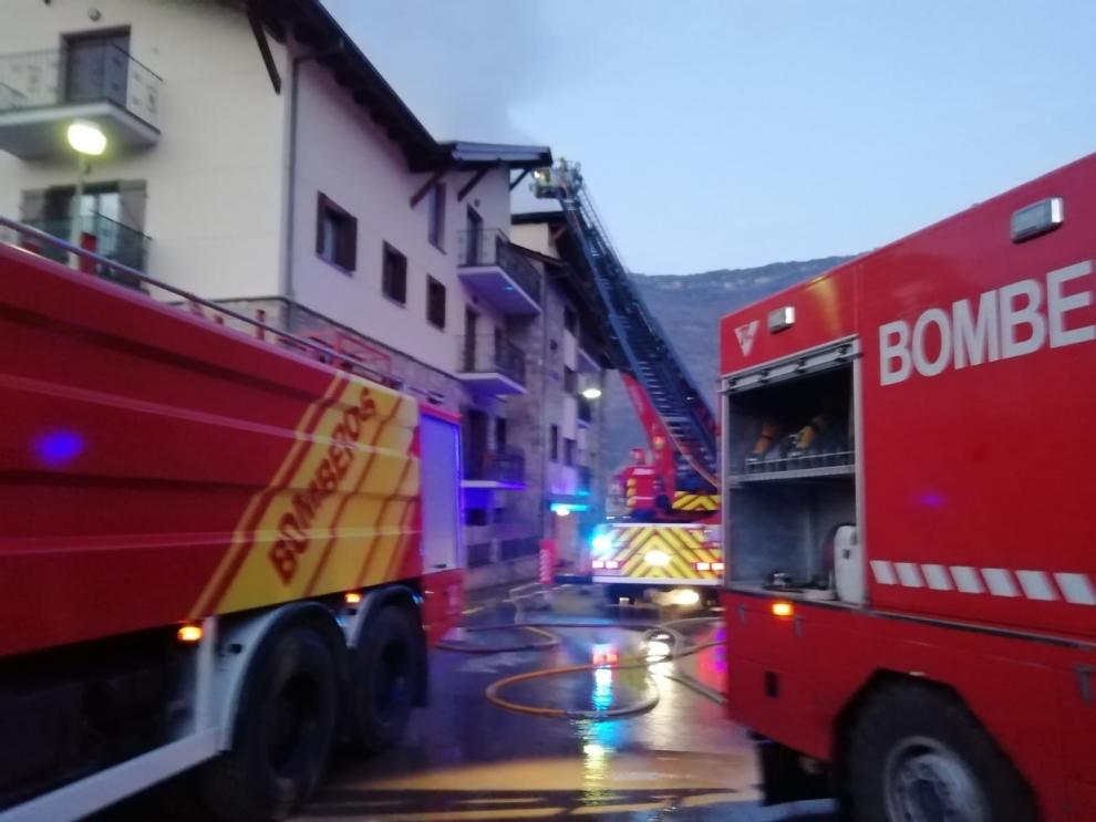 Incendio en un bloque de viviendas en Campo (Huesca)