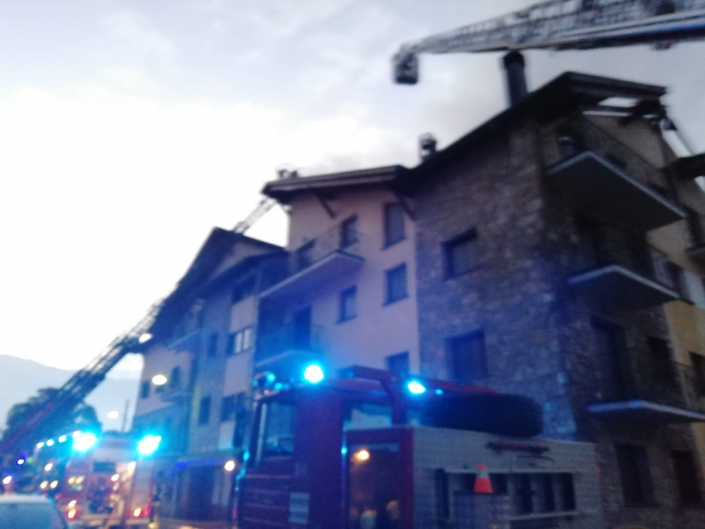 Incendio en un bloque de viviendas en Campo (Huesca)