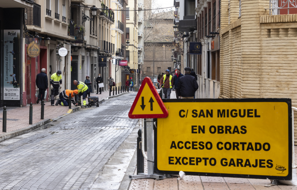 Cierre al tráfico de la calle San Miguel de Zaragoza por obras.