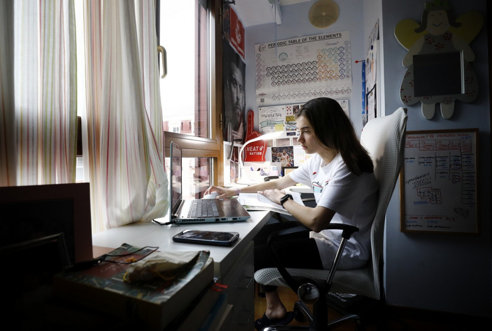 Una joven zaragozana estudia desde casa durante el confinamiento.