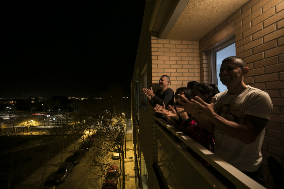 Aplauso sanitario desde un balcón en el barrio de La Paz en Zaragoza.