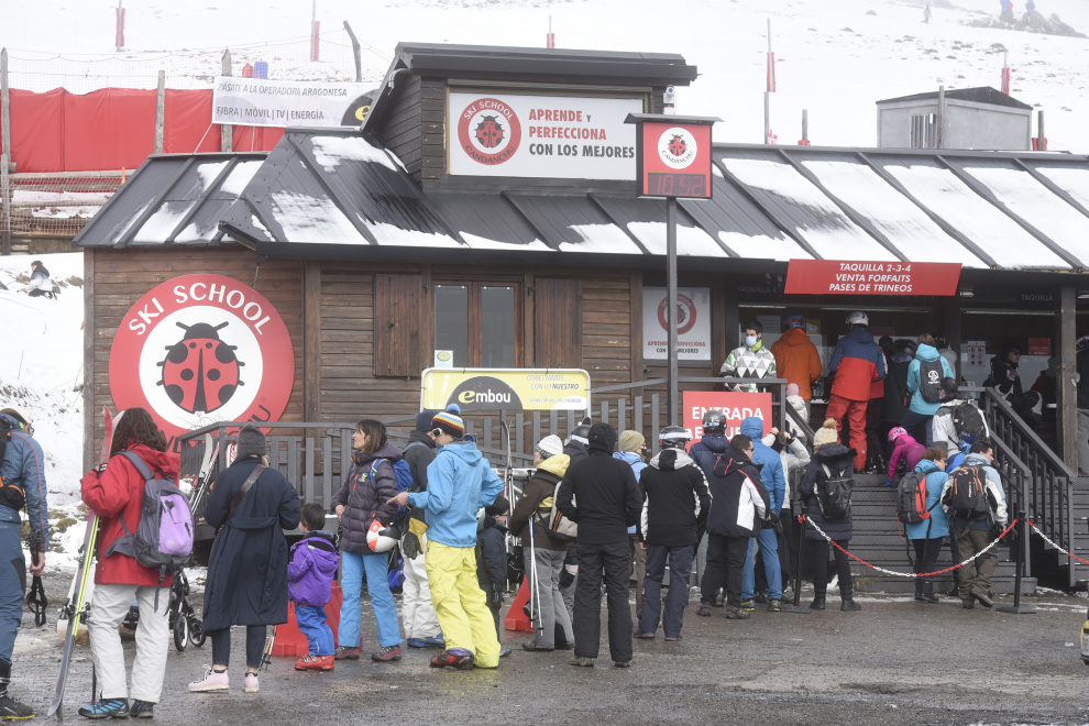 jornada de nieve en las estaciones de esquí aragonesas