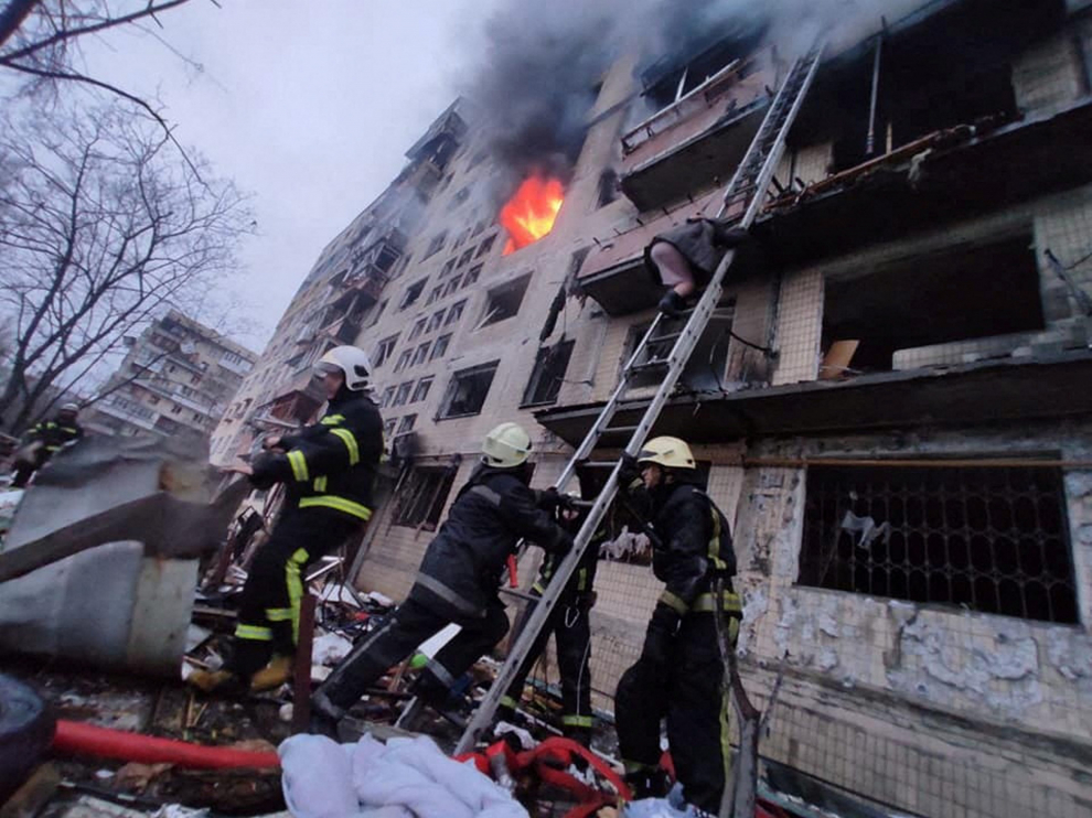 Labores de rescate en edificios de Kiev.