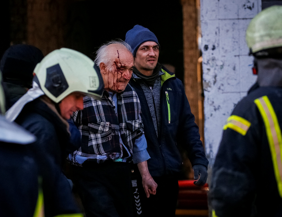 Socorren al residente de una casa destruida en Kiev.