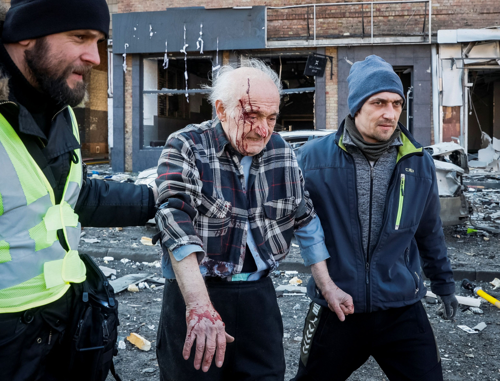 Socorren al residente de una casa destruida en Kiev.
