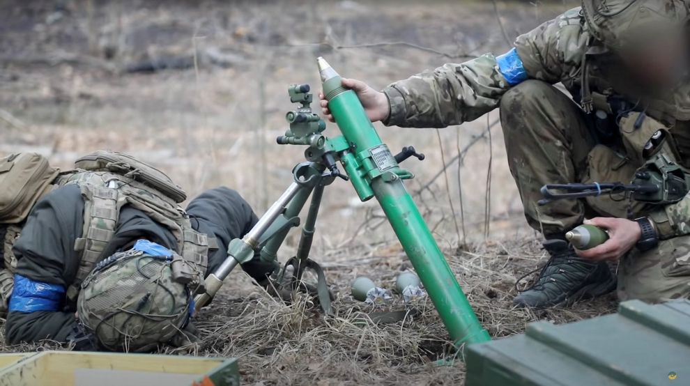 Soldados ucranianos tratan con morteros cerca de Kiev.