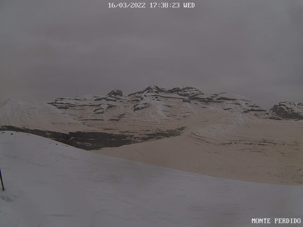 La nube de polvo sahariano ha teñido de marrón rojizo las pistas de esquí y las cumbres del Pirineo aragonés.