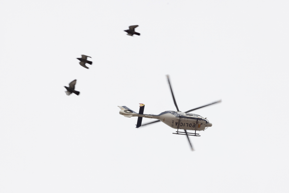 Un helicóptero de la Policía Nacional sobrevuela la plaza del Pilar durante la protesta de transportistas en Zaragoza