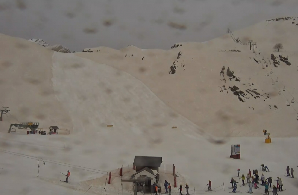 La nube de polvo sahariano ha teñido de marrón rojizo las pistas de esquí y las cumbres del Pirineo aragonés.