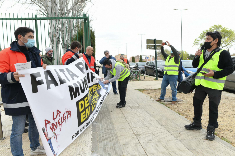 Protesta de los trabajadores municipales de instalaciones deportivas frente al centro deportivo Actur de Zaragoza.