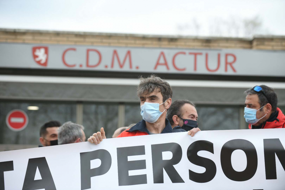 Protesta de los trabajadores municipales de instalaciones deportivas frente al centro deportivo Actur de Zaragoza.