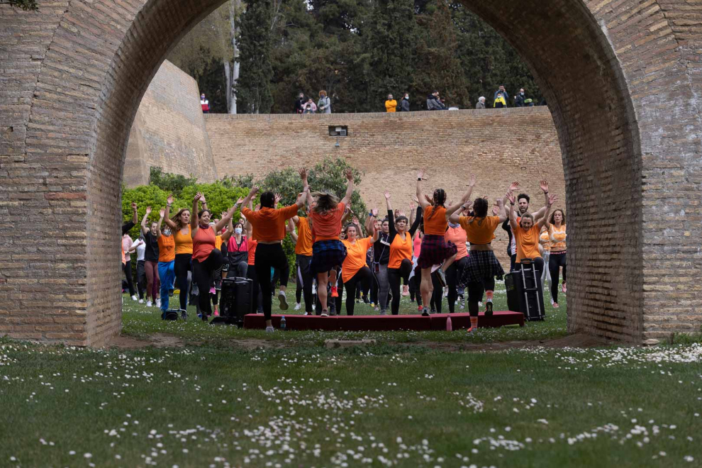 Participantes en las clases del Festival Mundial de la Felicidad en los jardines de la Aljafería.