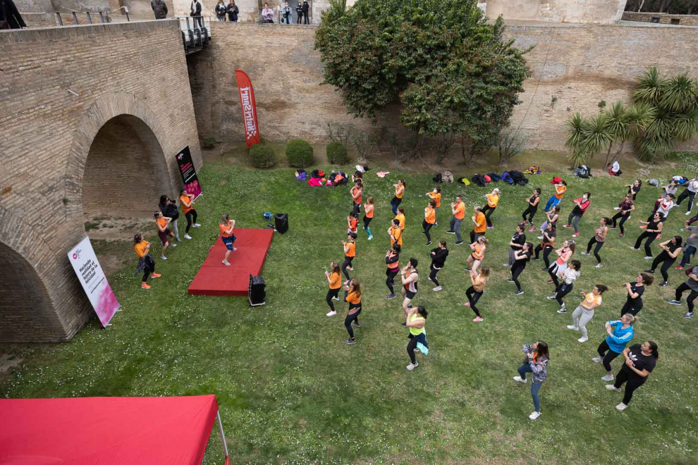 Participantes en las clases del Festival Mundial de la Felicidad en los jardines de la Aljafería.