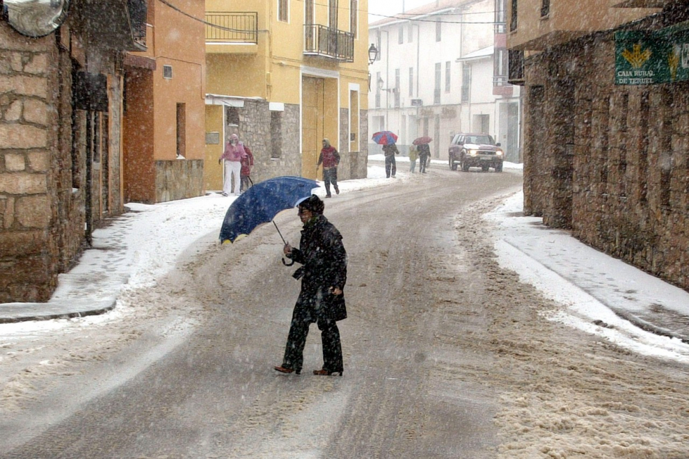 El temporal que se instaló en España a dos días de la llegada de la primavera trajo en Aragón fuertes rachas de viento y precipitaciones en forma de nieve en numerosos puntos de la Comunidad -además de las zonas pirenaicas y algunas de Teruel, la comarca de las Cinco Villas fue una de las más afectadas-.