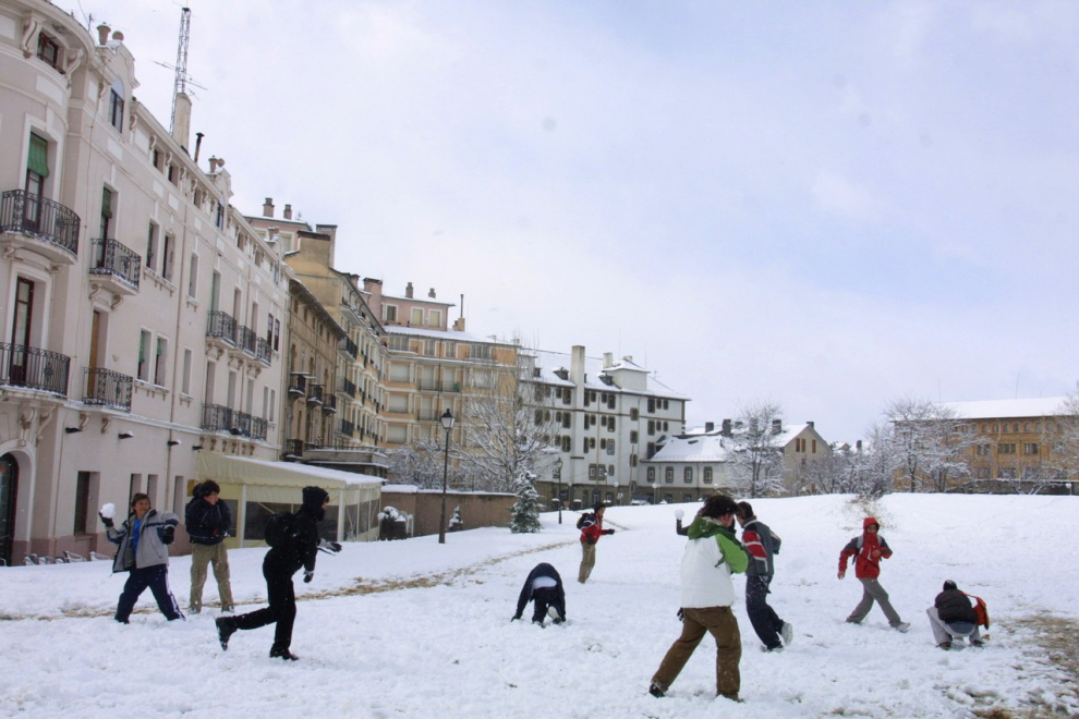 El temporal que se instaló en España a dos días de la llegada de la primavera trajo en Aragón fuertes rachas de viento y precipitaciones en forma de nieve en numerosos puntos de la Comunidad -además de las zonas pirenaicas y algunas de Teruel, la comarca de las Cinco Villas fue una de las más afectadas-.