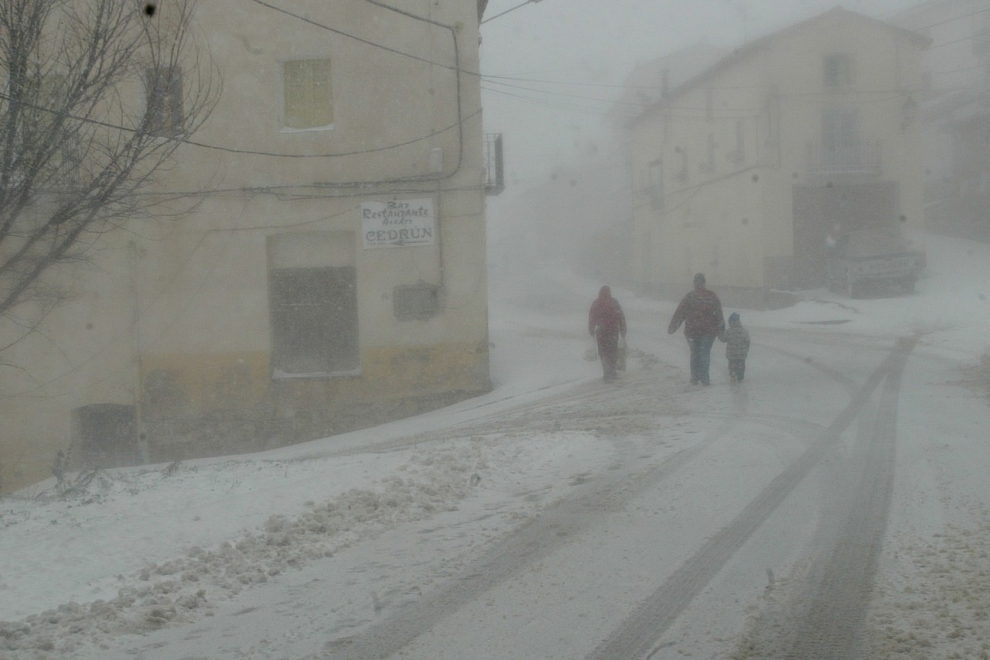 El temporal que se instaló en España a dos días de la llegada de la primavera trajo en Aragón fuertes rachas de viento y precipitaciones en forma de nieve en numerosos puntos de la Comunidad -además de las zonas pirenaicas y algunas de Teruel, la comarca de las Cinco Villas fue una de las más afectadas-.