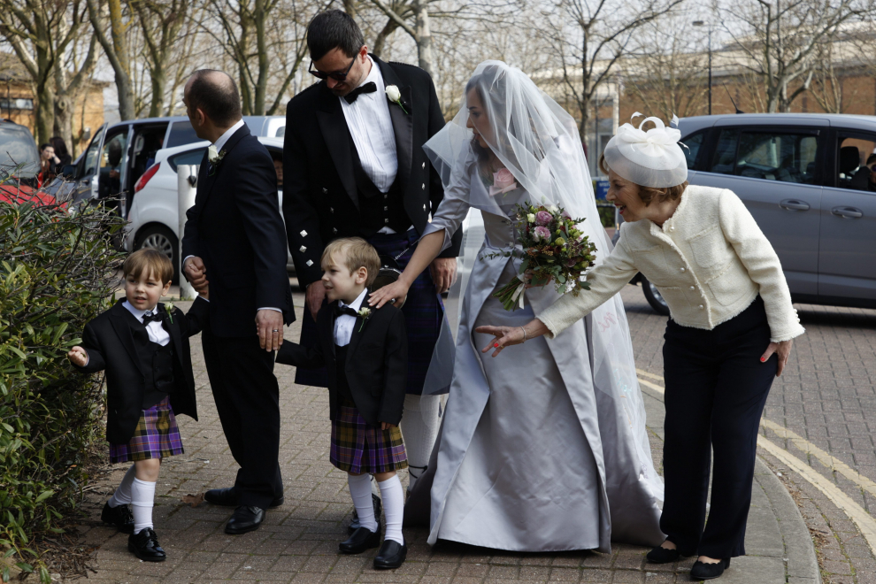 London (United Kingdom), 23/03/2022.- Stella Moris arrives at HMP Belmarsh for her wedding to Julian Assange in London, Britain, 23 March 2022. British designer Vivienne Westwood designed Ms Moris' wedding dress and a kilt for Assange, whose parents are of Scottish extraction. The couple have two sons. The guests will have to leave immediately after the event, even though it is being held during normal visiting hours. (Reino Unido, Londres) EFE/EPA/DAVID CLIFF
 BRITAIN WEDDING JULIAN ASSANGE