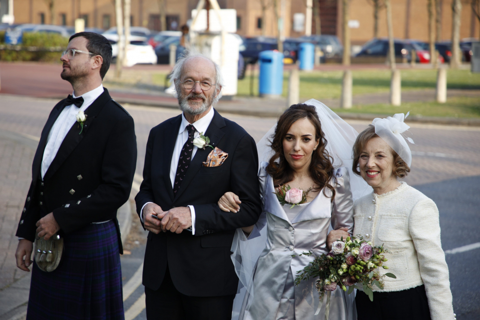 London (United Kingdom), 23/03/2022.- Stella Moris (2R), with her mother (R), Gabriel Assange (L) and John Shipton (2L), the half brother and father of Julian Assange, celebrates her wedding to Julian Assange outside HMP Belmarsh in London, Britain, 23 March 2022. British designer Vivienne Westwood designed Ms Moris's wedding dress and a kilt for Assange, whose parents are of Scottish extraction. The couple have two sons. The guests will have to leave immediately after the event, even though it is being held during normal visiting hours. (Reino Unido, Londres) EFE/EPA/DAVID CLIFF
 BRITAIN WEDDING JULIAN ASSANGE