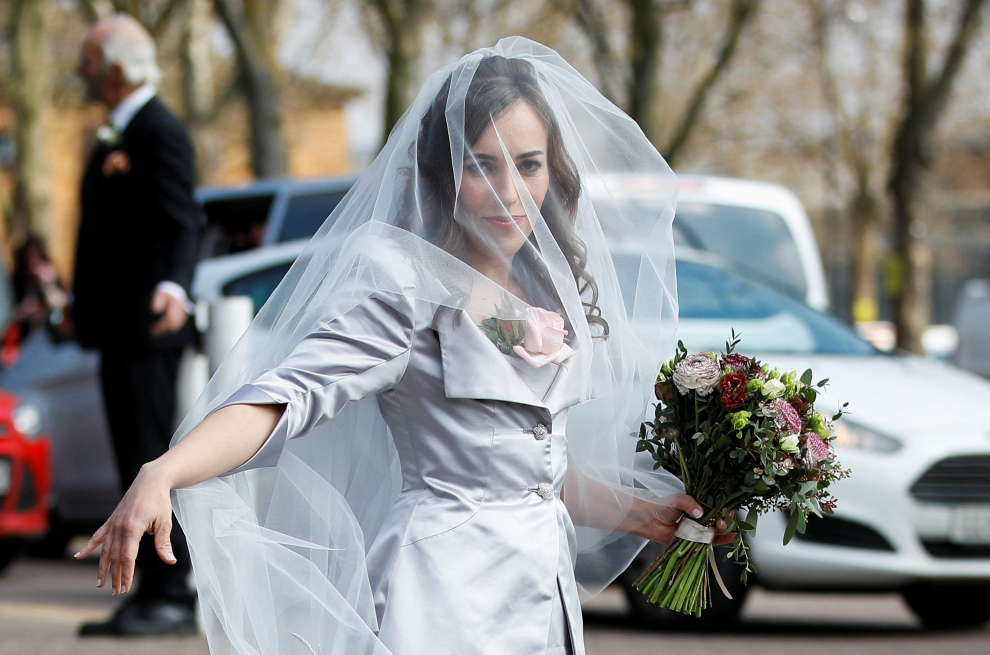 Stella Moris, the partner of Wikileaks founder Julian Assange, is photographed in her Vivienne Westwood designed wedding dress before driving to Belmarsh Prison where she is due to marry Julian Assange, at a hotel in London, Britain March 23, 2022.   REUTERS/Dylan Martinez/Pool        TPX IMAGES OF THE DAY BRITAIN-ASSANGE/WEDDING