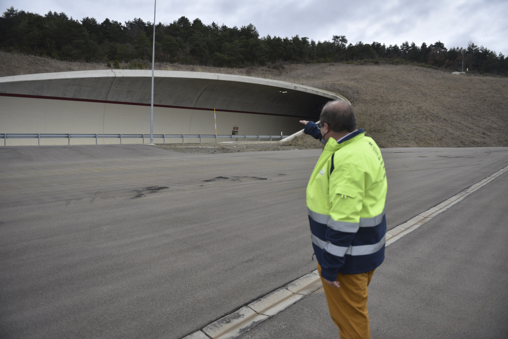 Con casi 3 kilómetros de longitud, el túnel de Caldearenas es el más largo de Monrepós y ocupa el puesto nº 14 del ranquin nacional. Tiene galería de evacuación anexa y siete refugios, entre otras medidas de seguridad.