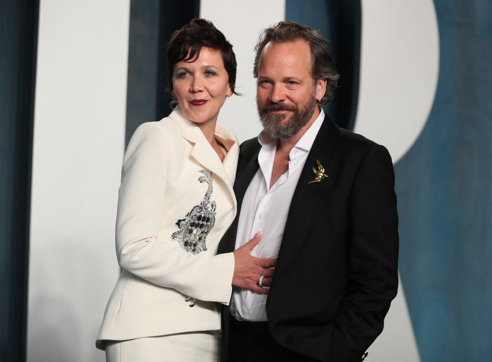 Olivia Colman and Ed Sinclair arrives at the Vanity Fair Oscar party during the 94th Academy Awards in Beverly Hills, California, U.S., March 27, 2022.   REUTERS/Danny Moloshok AWARDS-OSCARS/VANITYFAIR-ARRIVALS