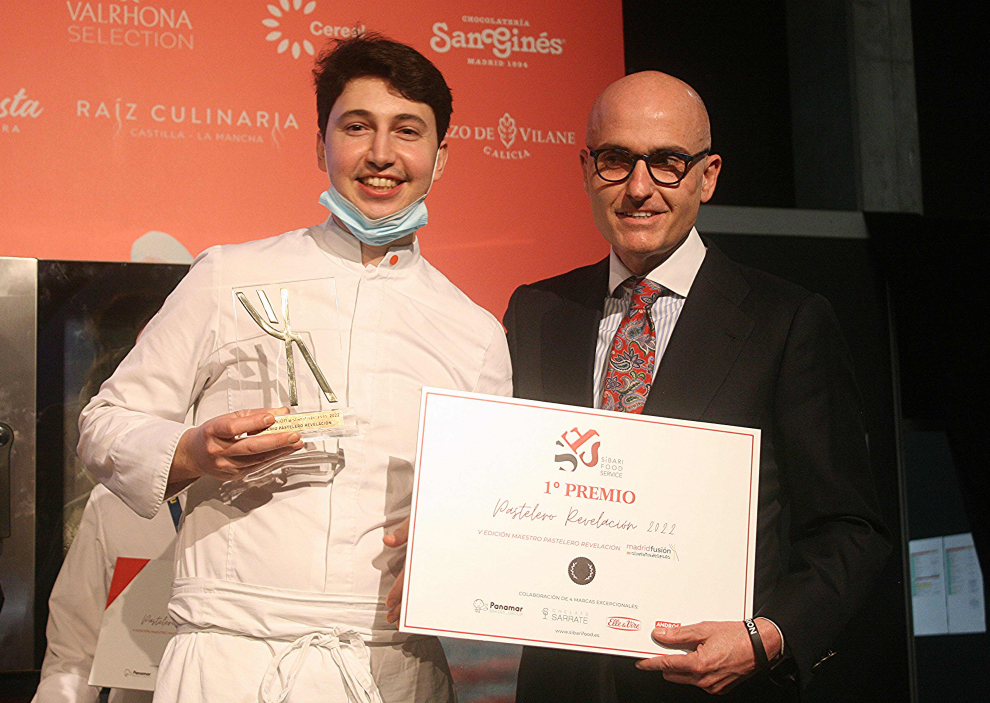 Ausià Signes con el CEO de Sibaris, que le entregó el premio.