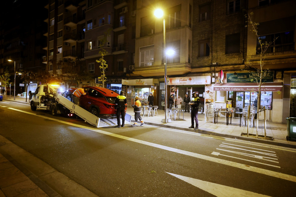 Un coche arrolla una terraza en Zaragoza.