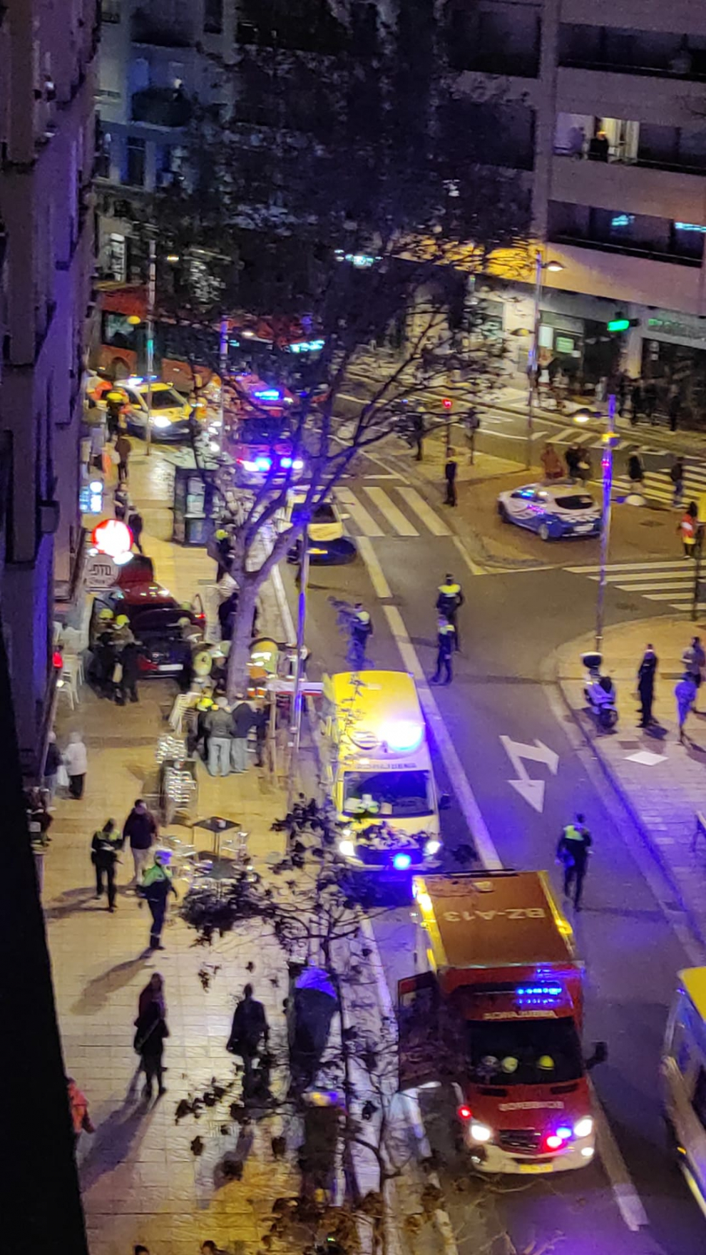 Un conductor arrolla a varias personas en la terraza de un bar en Zaragoza