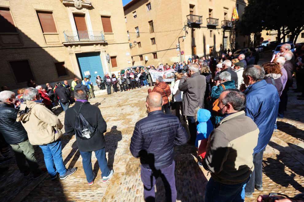 Un centenar de manifestantes ha pedido frente al Obispado de Huesca que la propiedad de la ermita de la Virgen de Casbas de Ayerbe sea municipal