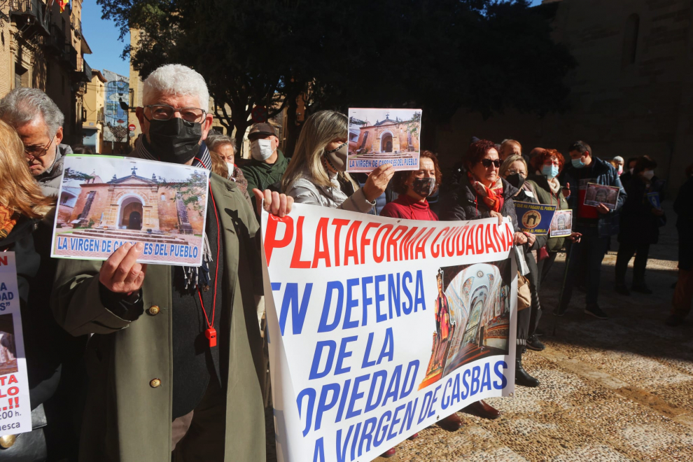 Un centenar de manifestantes ha pedido frente al Obispado de Huesca que la propiedad de la ermita de la Virgen de Casbas de Ayerbe sea municipal