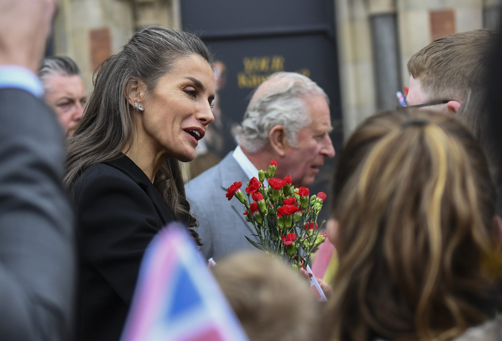 Spain's Queen Letizia shakes hands with a person during a visit to The Spanish Gallery, in Bishop Auckland, County Durham, Britain April 5, 2022. REUTERS/Russell Cheyne/Pool BRITAIN-ROYALS/CHARLES