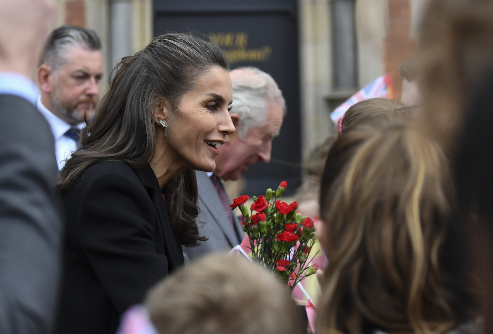 Spain's Queen Letizia shakes hands with a person during a visit to The Spanish Gallery, in Bishop Auckland, County Durham, Britain April 5, 2022. REUTERS/Russell Cheyne/Pool BRITAIN-ROYALS/CHARLES