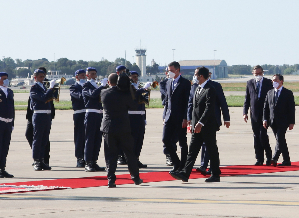 El presidente junto a José Manuel Albares, han sido recibidos por el primer ministro marroquí, Aziz Ajanuch, en el aeropuerto.