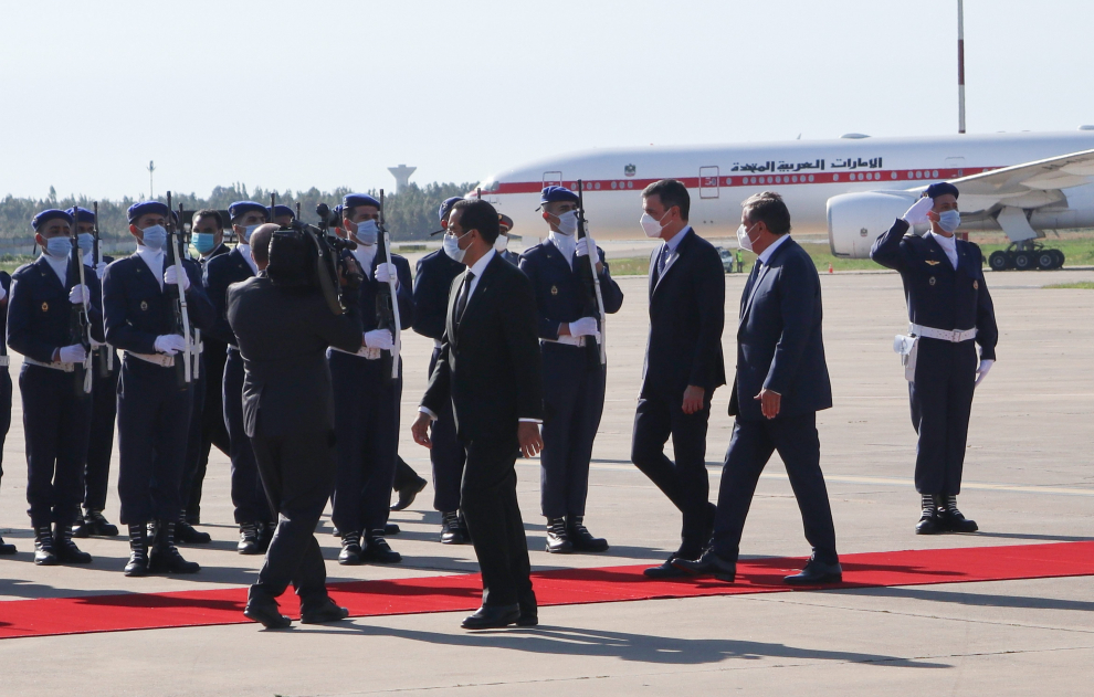 El presidente junto a José Manuel Albares, han sido recibidos por el primer ministro marroquí, Aziz Ajanuch, en el aeropuerto.