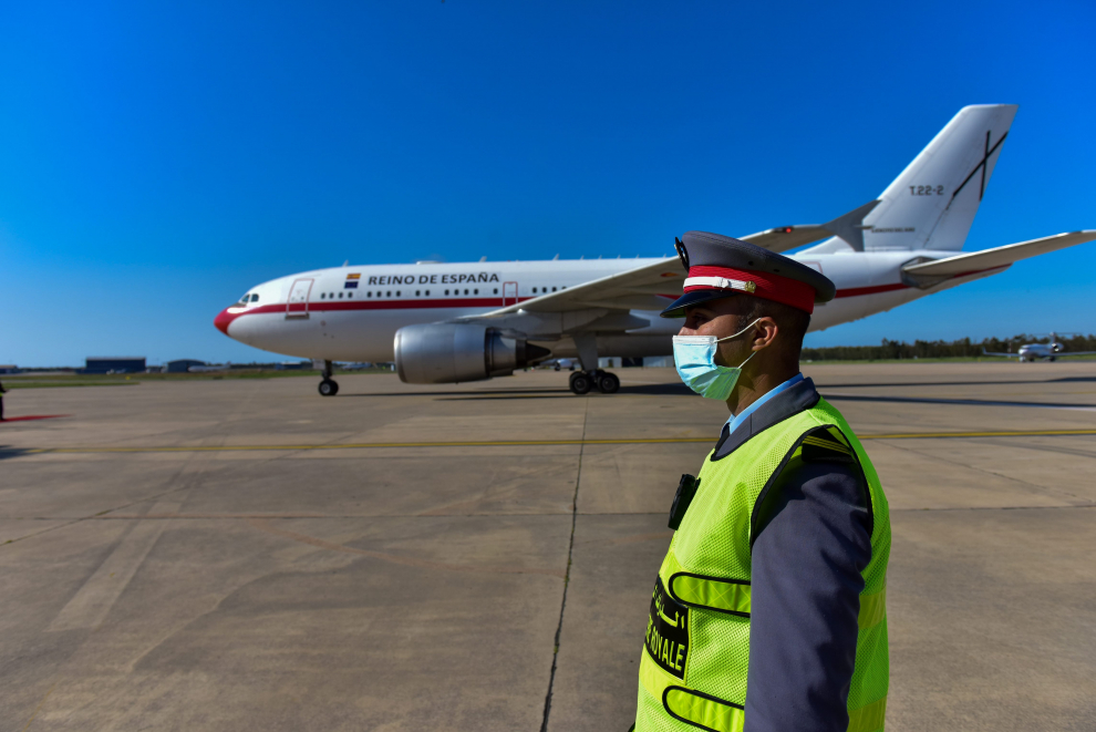 El presidente junto a José Manuel Albares, han sido recibidos por el primer ministro marroquí, Aziz Ajanuch, en el aeropuerto.