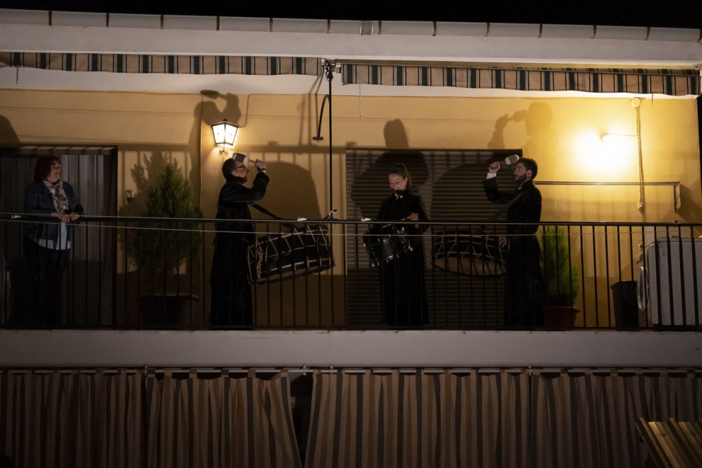 La familia de Jesús Laborda tocan los tambores desde el balcón en Híjar.