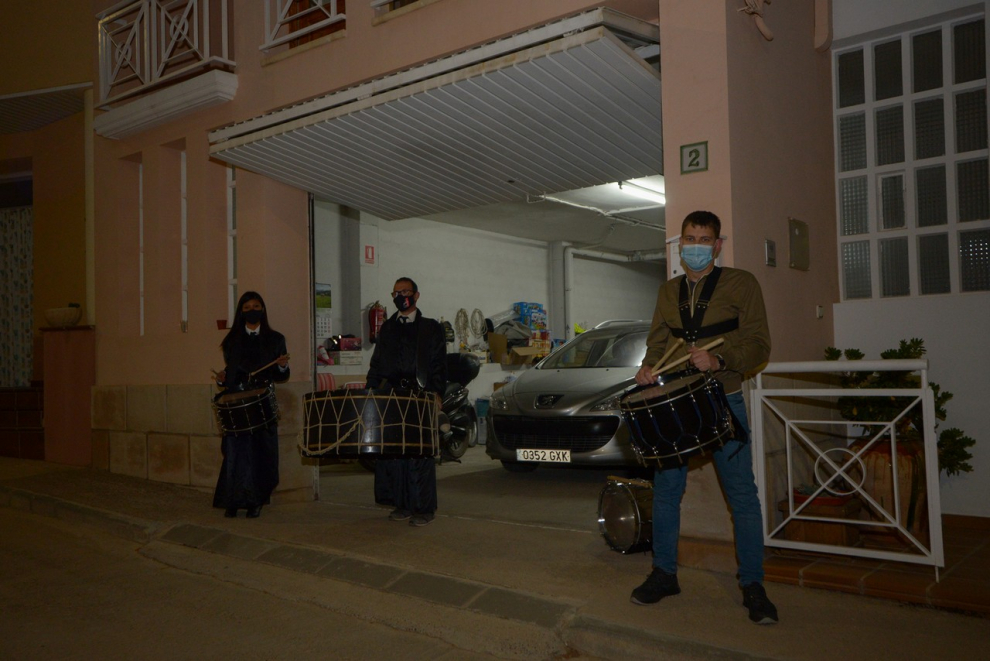 Rompida de la hora en Híjar, suspendida por las restricciones contra la pandemia de covid-19. Tres vecinos de la localidad bajoaragonesa con tambores y bombo en la puerta de su cochera.