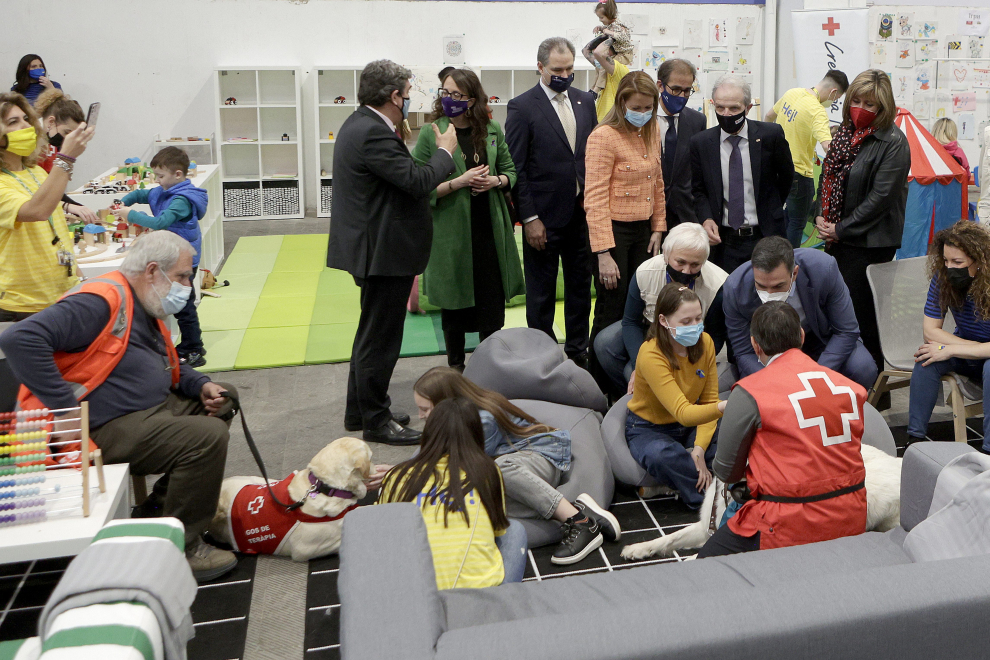 Pedro Sánchez visita un centro de refugiados ucranianos en Barcelona