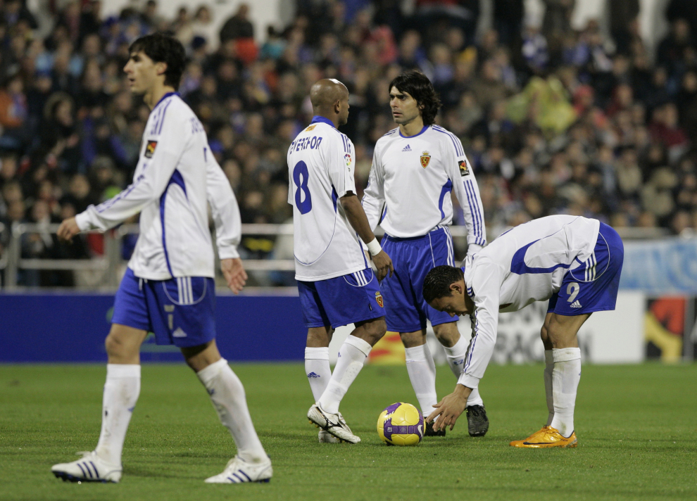 Los jugadores del Real Zaragoza, durante el derbi de 2008.