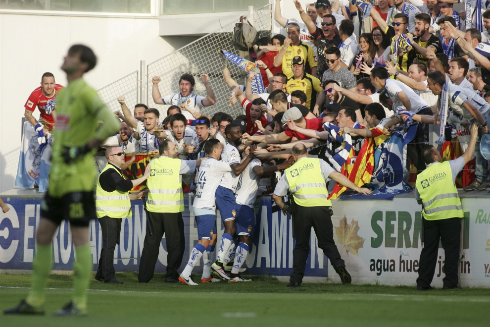 Los jugadores del Real Zaragoza celebran un gol en El Alcoraz.