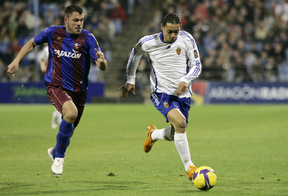 Oliveira avanza con el balón en 2008.