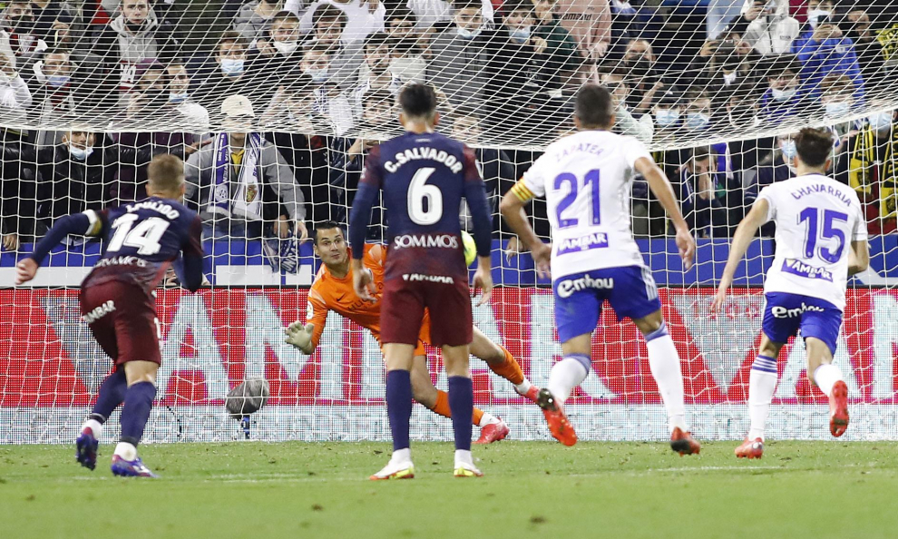 Álvaro Giménez envía al palo el penalti de la primera vuelta en La Romareda.