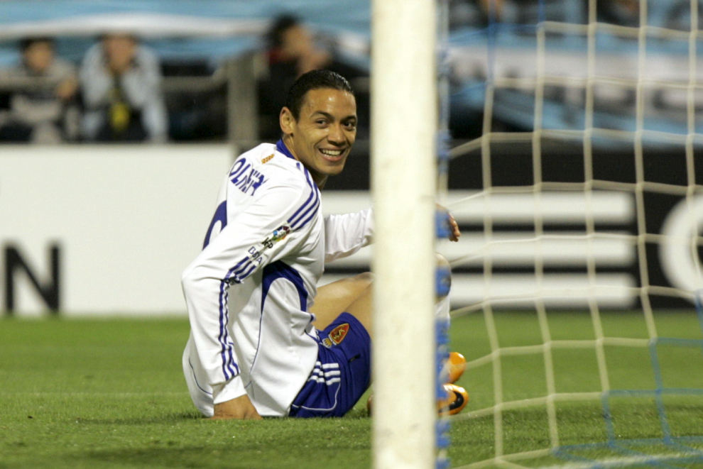 Oliveira, sonriente en el suelo de La Romareda en 2008.