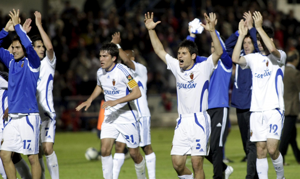 Los jugadores del Real Zaragoza celebran el triunfo en el derbi de 2009.