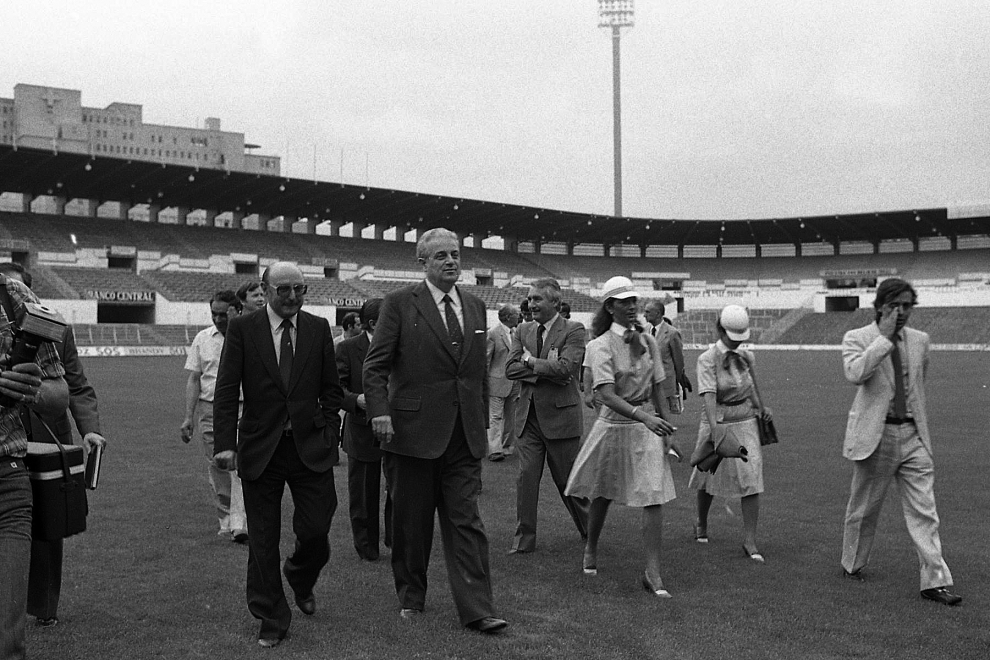 el presidente del Comité Organizador del Mundial 82, Raimundo Saporta, y el presidente de la Federación Española de Fútbol, José Luis Roca, visitan La Romareda.