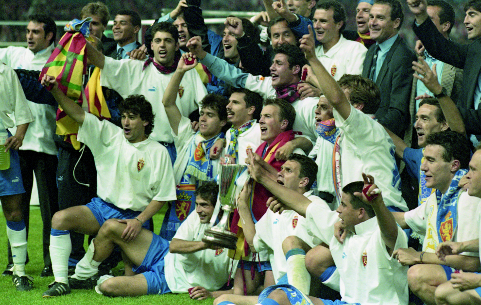 Los jugadores del Real Zaragoza celebran la conquista de la Recopa.
