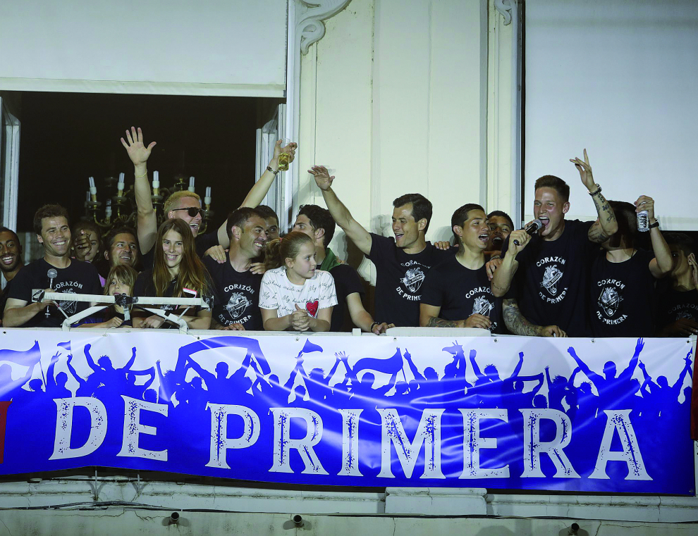 Los jugadores de la SD Huesca celebran el ascenso a Primera División, en mayo de 2018.
